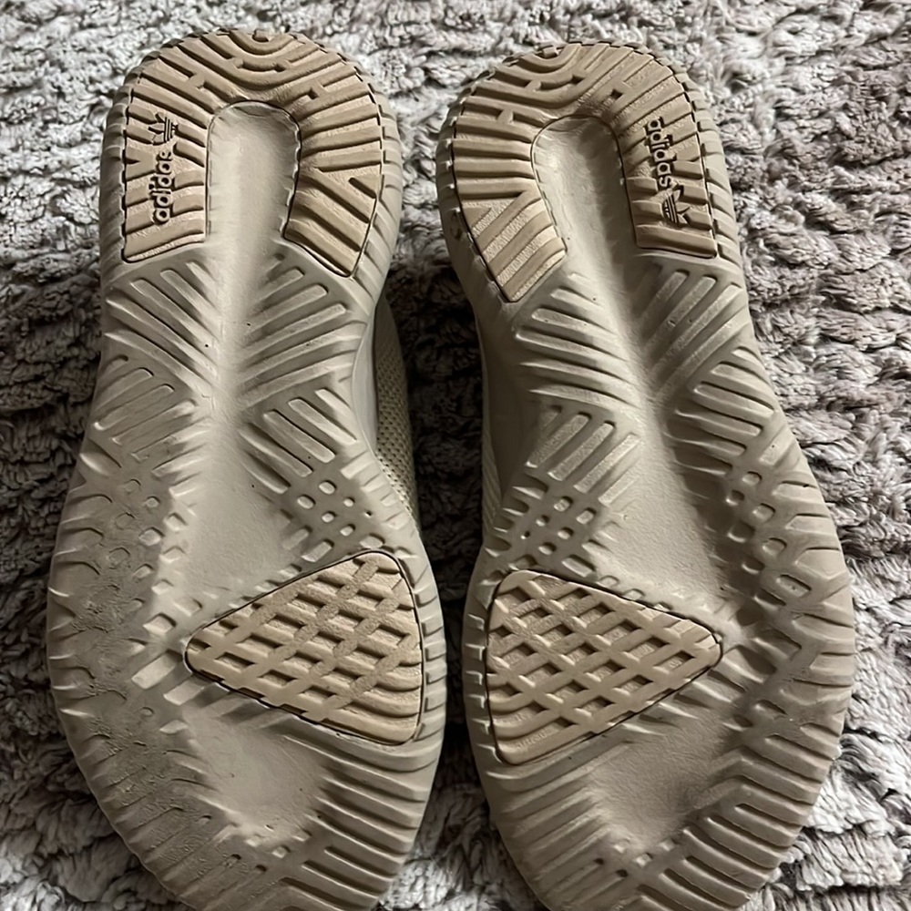 Woman’s Adidas Size 5 - - Picture 3 of 6